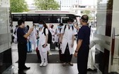 本市一家酒店人員站在大門口迎接前來支援本市抗疫的一線醫護人員。(圖源:蔡芳)