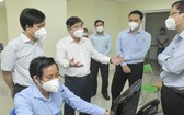 市人委會主席阮成鋒(左三)視察光中軟件公園的115急救中心總台運作。(圖源:高昇)