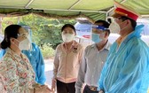 市人民議會主席阮氏麗(左一)慰問抗疫工作人員。(圖源:隆胡)