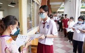 圖為2021年7月7日全國舉辦第一次高中畢業試首日,監考老師對考生步入考室前進行核對證件。(圖源:獨立)