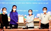 市人民議會主席阮氏麗(右二)向萬盛發集團輔助股份公司代表頒贈感謝狀。(圖源:越勇)