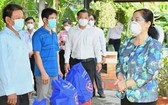 向抗疫力量發放 30 萬套防護服與口罩