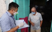 7月12日,第一郡多膏坊幹部親至為當地自由勞工支付輔助金。(圖源:何安)