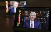 美聯儲主席鮑威爾27日以線上形式出席傑克遜霍爾經濟政策論壇。(圖源:彭博社)