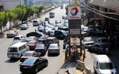 8月21日,車輛在黎巴嫩貝魯特港附近的加油站排隊加油。 (圖源:新華社)