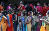 當地時間2021年9月17日,印度孟買,印度婦女在一次特殊的婦女大規模疫苗接種活動中排隊等待注射新冠疫苗。 (圖源:澎湃影像)