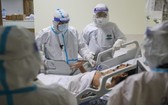 一線醫護人員致力為重症新冠患者集中救治。(圖源: 越通社)