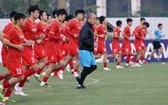 越南隊主帥朴恆緒和越南球員們。(圖源:互聯網)
