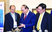 李玉明先生(左)向政府總理阮春福介紹明隆特色產品。