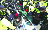 居民和警察發生衝突。