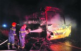 由於及早發現客車失火,司機和數十名乘客及時脫離客車,但該車及乘客的許多財產已被燒毀◆