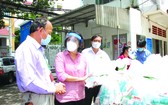 蘇氏碧珠主席(左二)看望及贈送禮物 給隔離區民眾。
