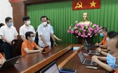 市委書記阮文年視察重啟經濟與抗疫指揮中心的運作。