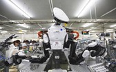 富士康有意用更多機器人取代現有人手。（圖源：路透社）