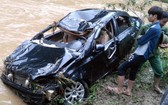 圖為事發現場，汽車被嚴重損壞，司機屍體距離該汽車約50米處。（圖源：富壽報網）