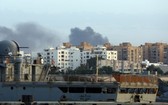 利比亞首都市區冒出濃煙。（圖源：法新社）