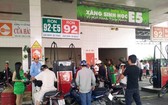 第二區域汽油公司的11號加油站在油槽車給地下儲油庫注油時，仍不暫停營業。(圖源：互聯網)