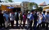 柬埔寨選民在票站外排隊。（圖源：路透社）