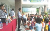 崇正華文中心董事長張世豪在開學典禮上 向學生訓話。