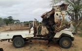 圖為肯尼亞東部靠近索馬里邊界附近路邊炸彈襲擊後的車輛殘骸。（圖源：CFM NEWS）