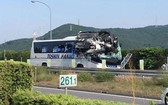 日本中部地區高速公路發生小客車與旅遊巴士相撞的現場。（圖源：AFP）