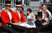 圖為英國女王夫婦觀看閱兵式。（圖源：互聯網）