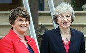 英國首相特蕾莎‧梅（右）與北愛爾蘭DUP黨領袖阿琳‧佛斯特（左）達成協議。(圖源：互聯網)