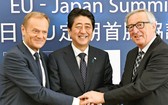 日本首相安倍晉三(中)、歐洲理事會主席圖斯克(左)、歐盟委員會主席容克。（圖源：日經中文網）