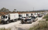 首批開往敘利亞東古塔衝突降級區的人道車隊已於25日啓程。（圖源：AFP）