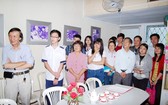 本報青年創作俱樂部會員參觀市華人革命傳統室。