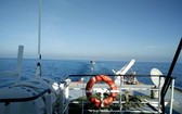 圖為SAR 411救護船拖帶遇險的編號NA93362TS漁船及17名船員安全送抵乂安省爐門港口。