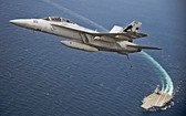 F/A-18F 戰鬥機從航母起飛。（圖源：互聯網）