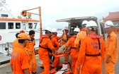 圖為274 SAR救援船的救護隊員們及時將受傷的漁民送上岸並趕往送至醫院急救。（圖源：廷勇）