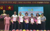 第五郡婦女會向各華人會館和熱心 人士送花致謝。