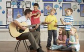 《美國醫學會雜誌》8日發表的一項最新研究對音樂療法治自閉症患兒的功效提出質疑，認為這種治療手段並沒有改善他們的病情。(示意圖源“互聯網”)