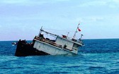 “德強06”號貨船在海上沉沒後出現漏油現象。（圖源：互聯網）