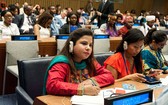 青年代表參加在聯合國紐約總部舉行的“青年建設和平”活動慶祝“國際青年日”。 （圖源：聯合國/Kim Haughton）