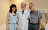 陳娟父女與聖丹福廣州現代腫瘤醫院伍醫生合影。