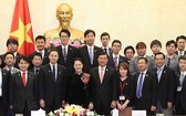 國會主席阮氏金銀(前排左四)與日本自由民主黨青年局年輕議員代表團合照。（圖源：仲德/越通社）