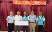 李天柒主任委員、梁光中處長、許玉林 總會長向平陽省殘疾孤兒協會代表(左二) 贈送物資。