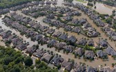 美國得克薩斯州休士頓的一些房屋被颶風“哈威”引發的洪水圍困。