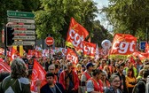 法北部里爾市反對勞動法改革遊行隊伍。（圖源：AFP）