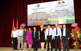 越南-亞美尼亞友好協會理事會成員在友好聚會上合照。（圖源：姿芳）