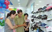 市民選購平仙品牌的運動鞋。
