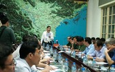 農業與農村發展部長阮春強(中)主持中央天災防範指委會的會議，以討論應對11號颱風的措施。（圖源：BT）