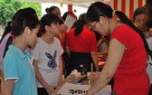 華青謝燕萍參加書贈也吸引許多越華青少年的關注。