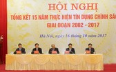 政府總理阮春福(中)主持了2002-2017年階段社會政策信用落實15年全國視像總結會議。（圖源：太平）