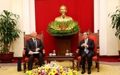 中央經濟部長阮文平(右)接見俄羅斯聯邦駐越南大使康斯坦丁‧弗努科夫和。（圖源：越南共產黨電子報）