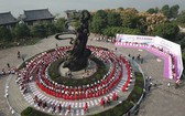 10多個國家的311對情侶參與求婚活動。(圖源:互聯網)