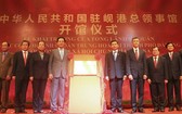 郗慧總領事（左四）與越中等各國代表、貴賓在開館揭幕儀式上留影。
